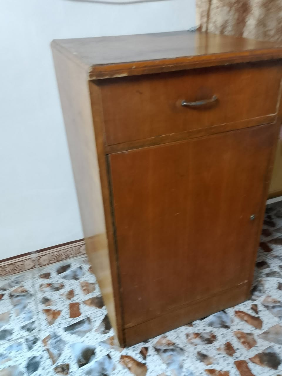 كنتور بابين ثقيل صاج بي عيب بسيط بالباب ويحتاج يده السعر 90 وكومدي كبيرة سعرها 15 الاتصال ***********
