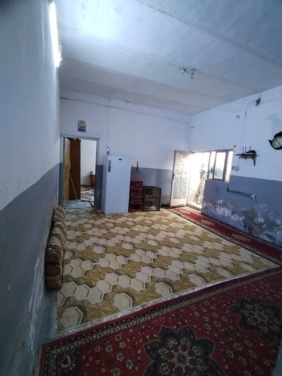 سلام عليكم بيت للبيع مساحه 100 م غرفه وصاله مكشوفه وحمام داخلي ومطبخ واستقبال وساحة صغيره عنوان كوفة صوره الوائلي حي السفير قريب على مسلم ع اي استفسار الاتصال بهذا رقم ***********
