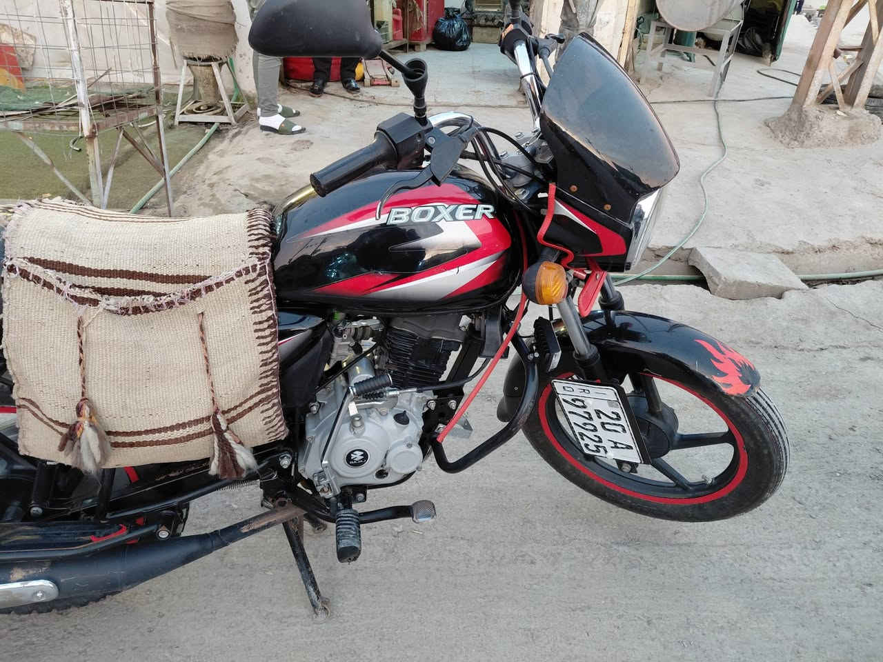 بوكسر كلاسك  موديل 2020  مرقم انكليزي باسمي دراجه مكينة مفتوحة اما باقي تفاصيل الدراجه كاملة زوج تايرات جدد  دبلات بعدهم ابلاديات كهربائيات كلهن شغالات ماشية 20 الف للعلم ممشتغله دلفري استخدام شخصي فقط ورقمتهه بيدي    رايد مراوس بدايوان  ماريد مرقم    الي يحب يراوس  هذا رقمي ***********  تحياتي  للجميع اخواني
