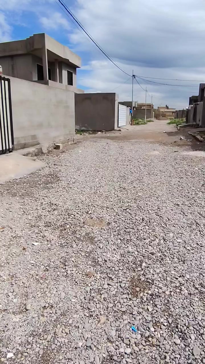 السلام عليكم بيت للبيع مساحة القطعه 250 متر الموقع كاع نجم الجحيشي ثاني فرع صاد عل شمس البيت متكون من غرفتين نوم وهول ومطبخ وربعه البيت بس لبخ داخل ماملبوخ الأرضيه سيراميك والمطبخ والصحيات الداخليه والخارجيه سيراميك للسقف للاستفسار الاتصال على ***********
