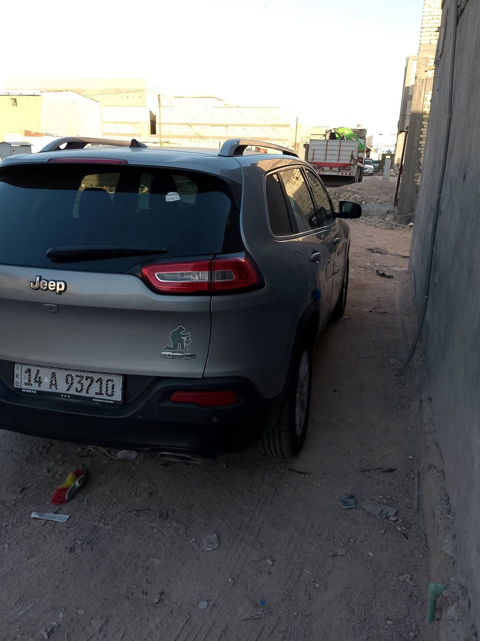 السلام عليكم للبيع سيارة جيب شيروكي موديل 2016سيارة حلوة ونضيفة كير مكينة ارقام نكليزي طخم تاير مكاني بصرة رقم ***********
