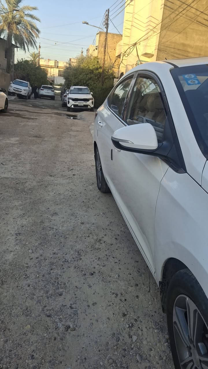 السلام عليكم اكسنت مديل ٢٠
جاهزه مكينه كير تبريد مكفول 
بيه صبغ باب فقط مكان السياره بغداد
السعر  ١١٢  وبيه مجال بسيط
***********
