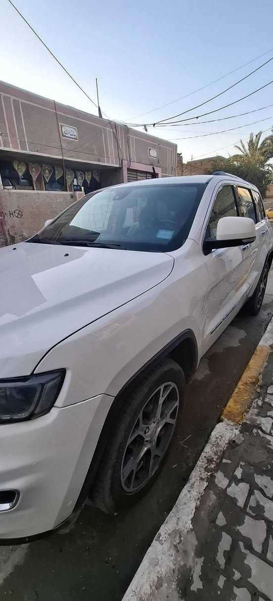 السلام عليكم
جيب كراند شيروكي 2019 خليجي وكالة هارلم
فول مواصفات 
سياره بيها جفيه مصبوغه عام محرك مفتوح 
سياره جاهزه رقم بغداد باسمي تحويل مباشر السعر 175 وبيها مجال 
***********
