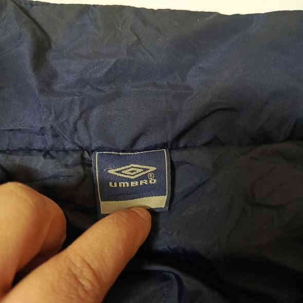 متوفرة قمصلة رياضية ماركة UMBRO الاصلية بالة نظيفة جداً سحاب زجاجي ب15الف دينار للحجز خاص او الاتصال بالرقم ***********
كل مناطق بغداد والمحافظات ب5 الاف 
ملاحظة ///يرجى فحص القطعة امام المندوب واي خلل بالقطعة يرجى بيد المندوب بدون دفع اجور التوصيل
