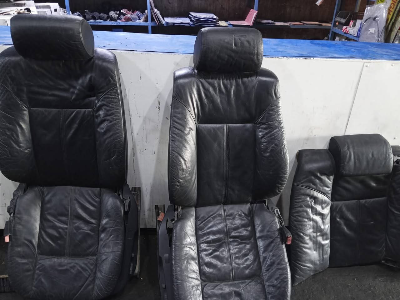 السلام عليكم 
كشناات اربعة خفاش 
الاماميات كهرباء جلد اسود حاوية 
سعرهم 450 الف 
عنوان بابل حي الصناعي شارع العام 
شركة المركزي علي يوسف 
***********
