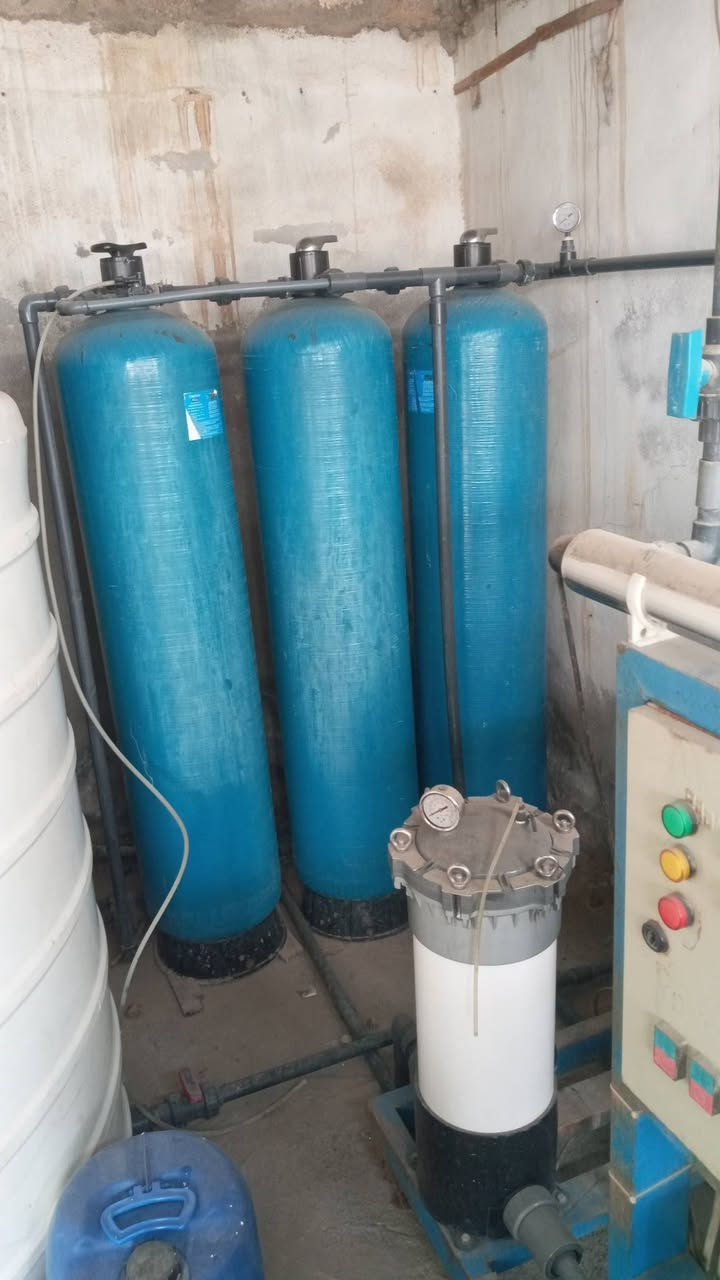 سلام عليكم 
للبيع 
 مكينة ماء ارو ام المتر معه 3براميل  كل برميل 3000 التر  
‏‪0772 477 7545‬‏
