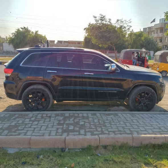 جيب سومنت  موديل ٢٠١٤
 تخم تاير جديد جواها و رقمه اربيل مواصفاتها كالاتي :

🔸كشنات جلد اصلي بيجي .
🔸 جكات.
🔸دبل كزوز.
🔸لايتات زنون.
🔸٣ تحكم ستيرن.
🔸دركة الستيرن جلد خياط.
🔸شفتات سرعة.
🔸كير طيارة ٨ نمر .
🔸خمسة ويل كب وحجمه ١٨ الاصلي مالتها.
🔸ماوس باربع اوضاع متعدد الانظمة (ثلجي و طيني و صخري و رملي).                                                                 
🔸فتحة بانوراما.
🔸شاشة جبيرة اصلية بالوسط.  
🔸حساسات امامي وخلفي.
🔸كاميرا دوارة خلفية.
🔸كرسيين كهرباء بثلاث اوضاع مع تدليك.
🔸يدات الابواب كروم.
🔸مري شفط نيكل السيارة الاصلي.
🔸مري قلابة عند الرجوع الى الخلف.
🔸
🔸كراسي تدفئة و تبريد.
🔸داخل صاج الابواب والدشبول.
🔸ميموري خزن للكراسي الامامية.
🔸نظام ايكو و نظام انزلاق دكم.
🔸الصندوق الخلفي كهربائي.
🔸بردة خلفية.
🔸بصمتين السيارة.
🔸فور ويل.
🔸دمام خلفي.
🔸مراية عاكسة للضوء الجانبي و الوسطي.
🔸هوك امامي و خلفي.
🔸محرك 8 سلندر هيمي
🔸ستيرن كهرباء.
🔸

و طبعا بيها هواية مواصفات و معروفة مواصفات جيب لمتد لدى الكل و اي استفسار اني حاضر على
*********** بغداد البلديات
