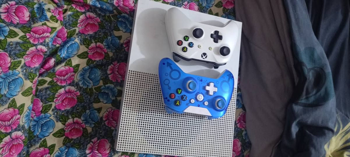 السلام عليكم إكس بوكس وان اس هارد واحد تيره كامل ملحقات جويستك 2 بس الفيشه مال يده الزركه ضايعه ما مفتوح لوك ستيكر بي حساب سيارات فورزه هورايزن 5 بس الحساب ب 50 دولار هديه ويا الكس بوكس سعر 170 مكاني بغداد رقم ***********
