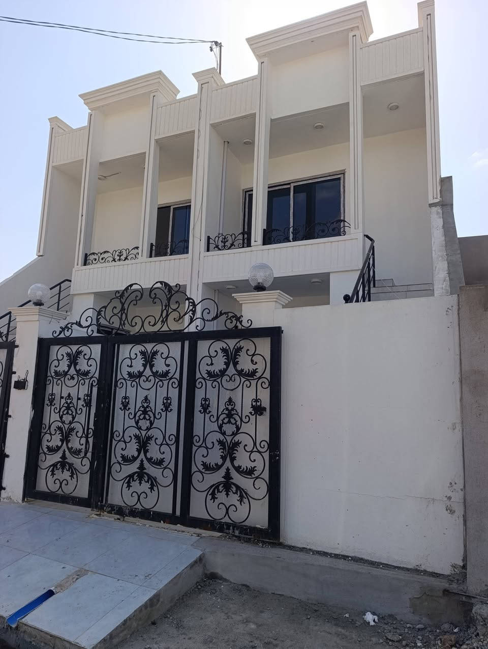 #داران للبيع ،، دروازه 🏘️🏘️
#خانوو بو فروشتن له ده روازه
#المساحة كل دار ٩٠ متر طابق ونص
#سقف مغربي
#دكت كامل
#فول كاشي
 يتكون من غرفتين نوم + هول  + مطبخ وصحيات داخلي وخارجي

#العنوان؛؛( كركوك منطقة دروازه فرع صيدلية ناز  )

#اللاستفسار اتصال ع ارقام مكتب جمال للعقار

***********واتساب☎️📱

* نستقبل جميع عروضاتكم السكنية 🏠 والتجارية والزراعية 🏡 بكافة مناطق كركوك الحبيبة
عنوان مكتبنا كركوك شورجة قرب ساحة العمال🌷🌷🏘️🏘️
