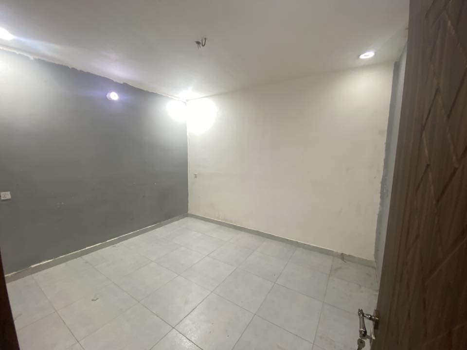 شقه بالدوره حي دجله شارع مجمع لارين قرب جمعيه دجله تحتوي على غرفتين وصاله ومطبخ وخدمات طابق اول الشقه نضيفه السعر 450 ودلاليه الاستفسار خاص أو ***********
