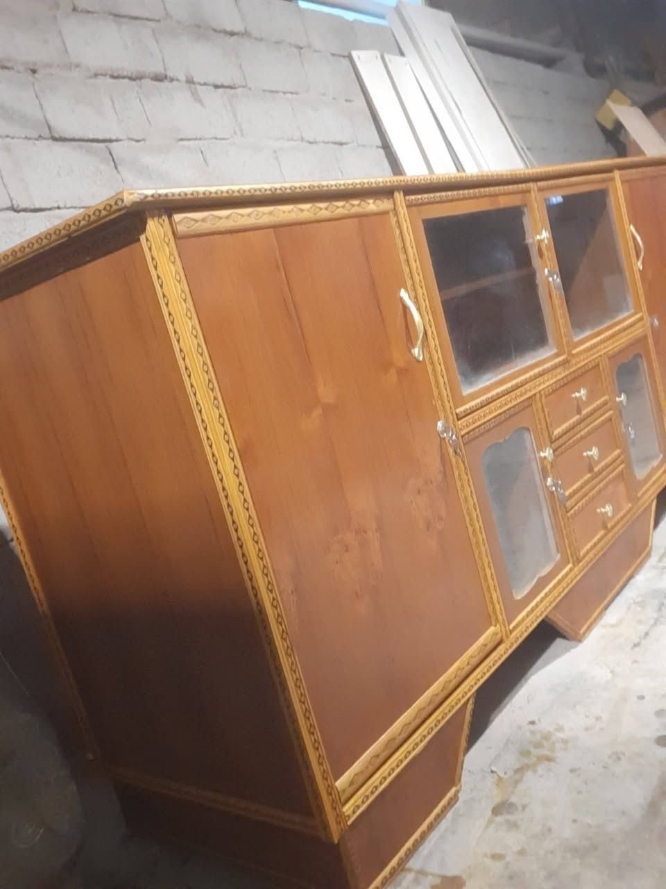 بوفيه مترتين ونص تسكام متعوب عليه اخت جديده نضافه شكل انته تقيم سعر ١٧٥ اكو توصيل  عنوني كربلاء حي عامل منطقه ثانيه رقمي ***********
