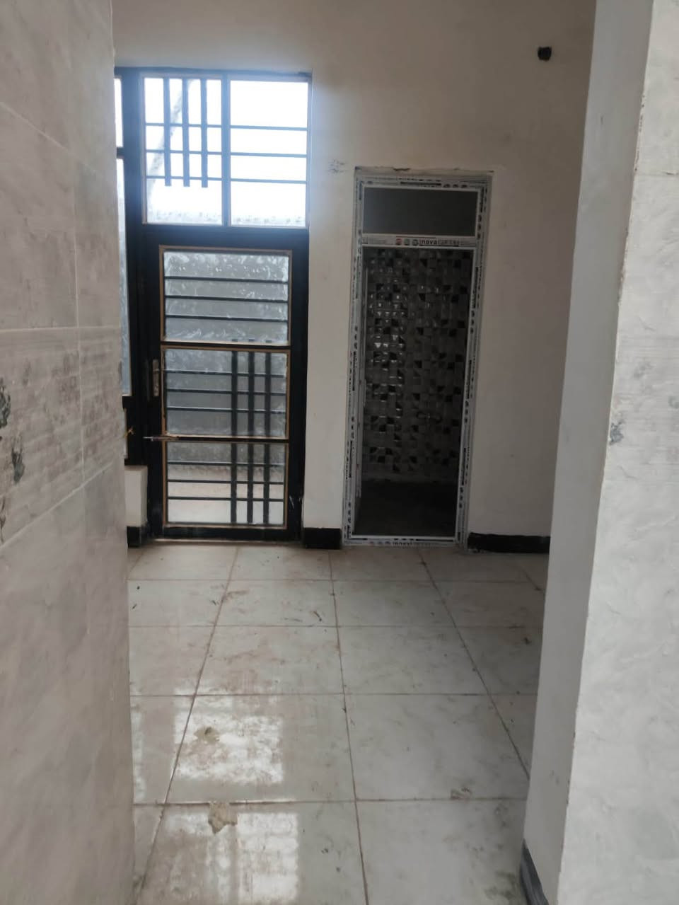 🏡 منزل للبيع بمواصفات مميزة وتصميم حديث 🏡
لعشاق السكن الهادئ والمكتمل الخدمات، نعرض لكم داراً سكنية تجمع بين الراحة والسعر المناسب:
• 📍 الموقع: خلف مجمع الرحاب السكني (منطقة متميزة وقريبة).
• 📐 المساحة: 125 متر.
• 📑 نوع العقار: طابو زراعي.
• 🛣️ الشارع: عريض (10 متر) لسهولة الحركة والخصوصية.
⚙️ تفاصيل البناء:
• تصميم داخلي ذكي: (غرفتين نوم، واحدة طابق أرضي والثانية طابق علوي لخصوصية أكثر).
• الاستقبال: صالة استقبال واسعة ومنعزلة.
• الفضاء: صالة داخلية مريحة.
• الإنهاءات: فول سيراميك (أرضية) بتنفيذ درجة أولى.
💰 السعر: 45 مليون دينار (وقابل للتفاوض للجادين).
📞 للاستفسار أو المعاينة:
[***********]
(*********** 
(شركة ظافر للعقارات )

أهلاً وسهلاً بكم في أي وقت.
