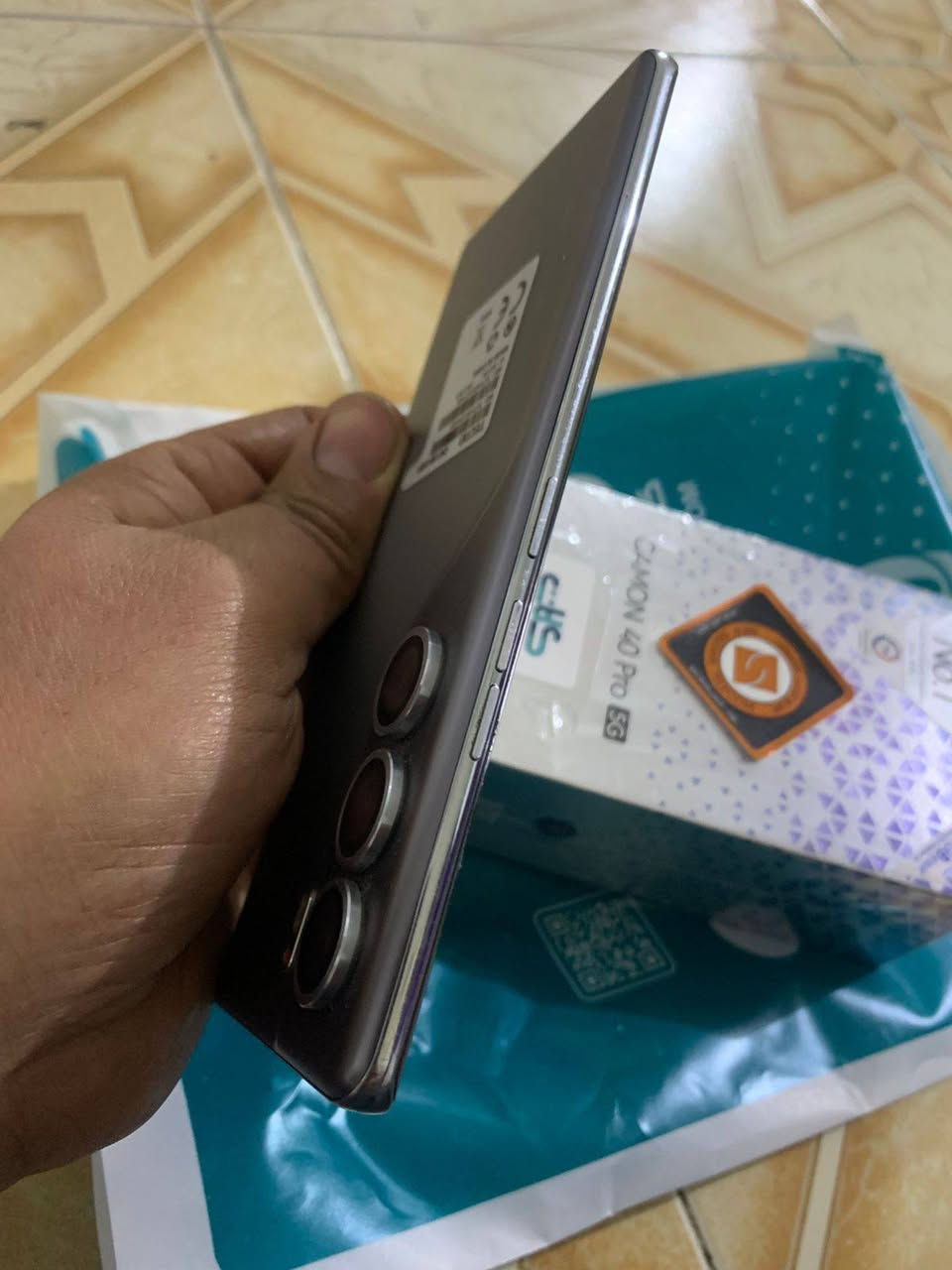 تكنو كامون 40برو 5g ذاكره 256 رام 12 اعله مواصفات 
الجهاز عله ايدي ماخذه من كلمات المصطفى قبل شهرين 
مكفول فقط بي رصعه وحده فقط والجهاز محافض علي مخليله لصقات مال عدسات كامره من اول ماشتريته الشراي يتفضل خاص  السعر 300وبي مجال بسيط عنواني كربلاء ***********
