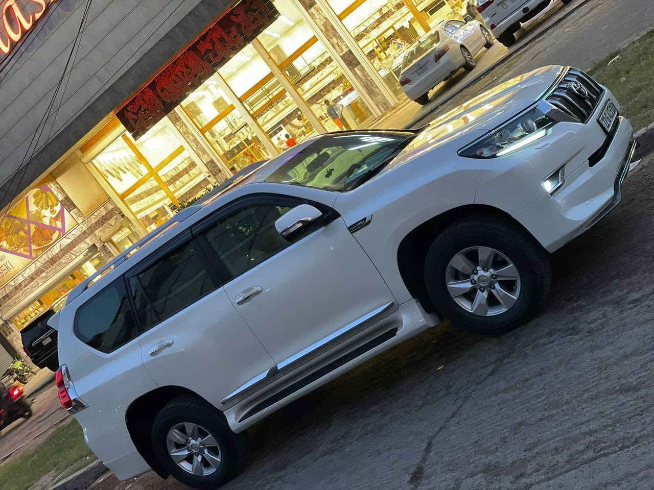 برادو TXS خليجي فوول ٢٠١٨
محرك سته سلندر  ٤٠٠٠
بصمه 
فتحه سلايد 
كراسي جلد
كراسي كهرباء 
فور ويل + نظام منحدرات 
حساسات كامره بلادي 
شاشه 
ثلاجه 
مغله ppf
زراك لايت 
زنون بلادي 
ماشيه 130 
رقم اربيل الجديد 
السياره بيه اتلث اصابع اباب خلف الصدر بارد فقط بدون فتح ونص دعاميه اماميه شخوط وعندي الصور قبل لا اصبغه 
السياره جديده بمعنى الكلمه بدون اي نقص من كل شي صيانه دهن فلاتر صدر كير مكينه كله جديد 
السعر  ٣٩٥٠٠ يعني ٣٩٠  ورقه السياره مصروف عليه تغليف ppf وعازل جام يوڤي 
الكراده شارع ٦٢
***********
*********** بغداد, العراق
