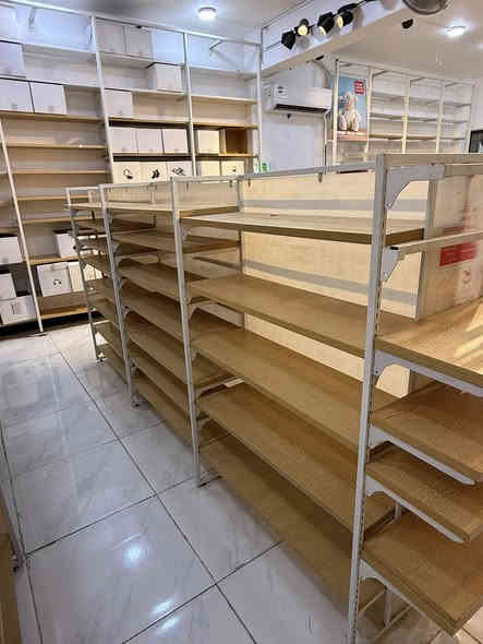 السلام عليكم رفوف وسطيه للبيع اصليات وكلش قويات  يرهمن اي محل اسواق كوزمتك واي شي يعجبكم وتكدرون تتحكمون بارتفاعهن وتكدرون تخلوهن تعاليك او رفوف كلهن جوكر ووياهن ستاندات للرف وولتعاليك وعرض الرف ٣ مترات  عدد ثنين اكو واكو مترتين عدد ٣ واكو متر عدد ثنين وكلهن بيهن جناح من الجوانب يعني تستغلو اربع جهات وجوكر 
عنواني بغداد ***********
