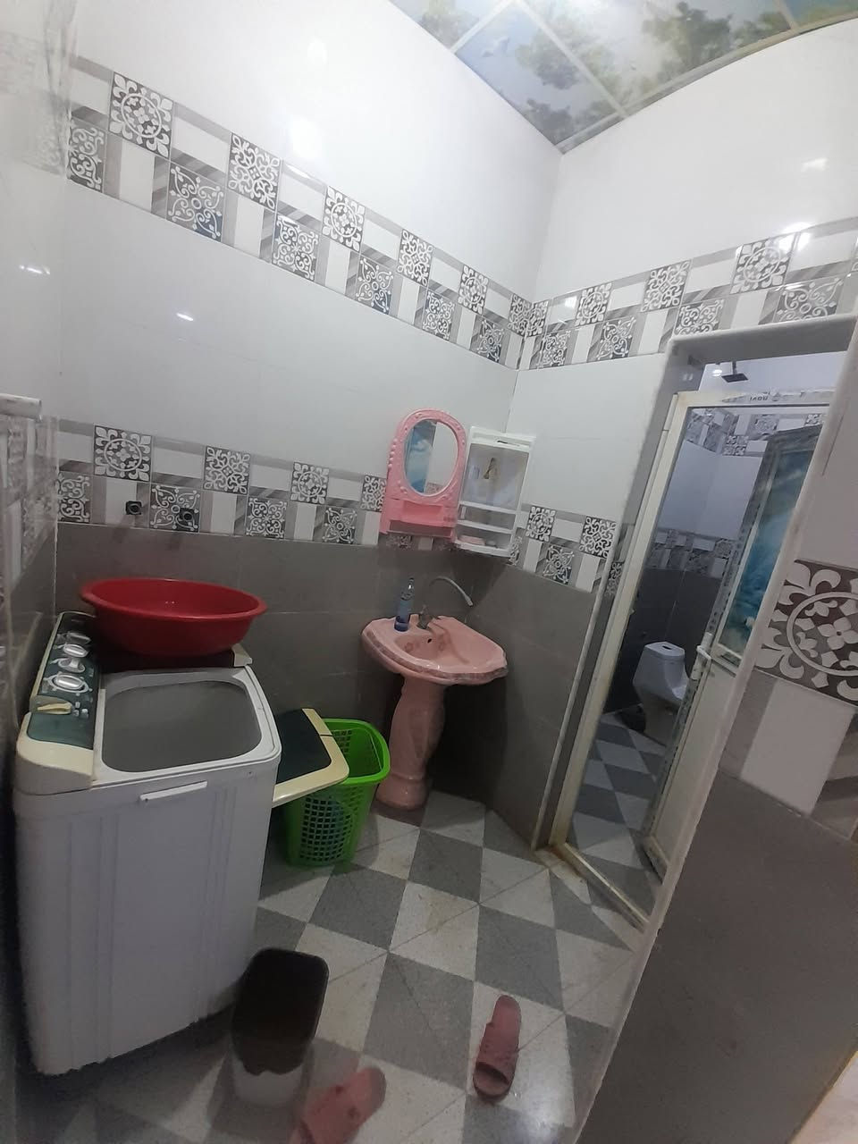 بيت زراعي للبيع مساحه 280 بدور سيد حمزه نزل الرابع بيت يحتوي على غرفتين وهول ومطبخ وحمام داخلي وخارجي فقط البناء بلوك عقيده جديد سعر 60 وبي مجال بسيط  ***********   اتصال واتساب
