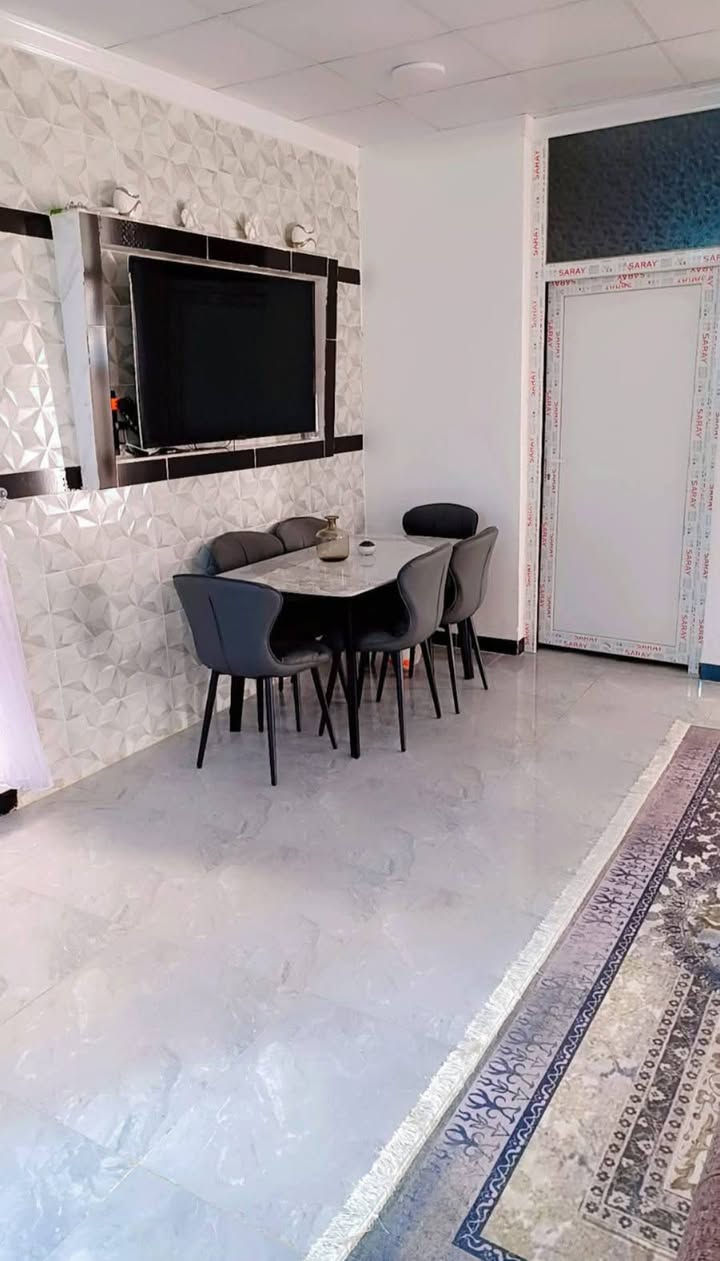 بيت للبيع 240 متر بارميل غرفتين نوم واستقبال ومطبخ وصاله جبيره وصحيات داخلي وخارجي ***********
