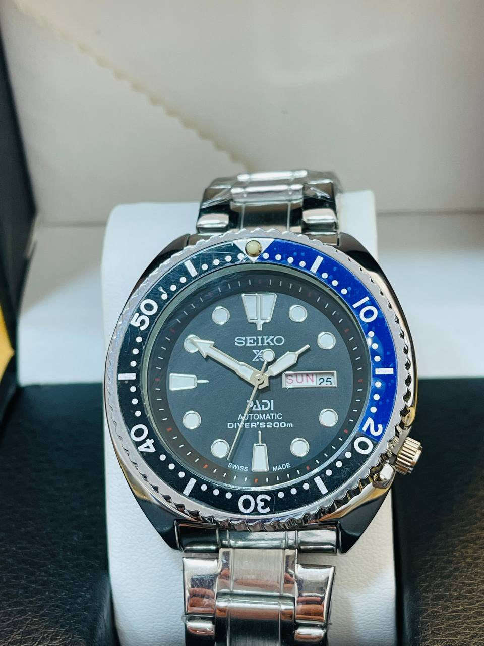 ساعة سيكو - SEIKO ✅
- مكينة كوارتز ياباني 🇯🇵
- رينك دولي دوار 
- منفذ تاريخ شهري يومي 
- سير ستانلس ستيل مقاوم للصدأ 
- مقاس 41mm 
- الوزن 129 غرام 
- اميال و إشارات لامينوس بالكامل
- مقاومة للماء حتى 200m 

السعر : 25 ألف فقط


**إذا كنت صاحب هذا الإعلان وتريد حذفه لأي سبب، رجاءا أرسل رسالة إلى الدعم الفني**