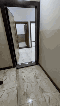 السلام عليكم للايجارشقه  طابق اول جديده جدا تحتوي على غرفتين وصاله ومطبخ معزول وحمام كبير وبالكونه كبيره في منطقه كم ساره مقابل اسواق زحله البنايه جديده جدا ضمن اسواق بيت الجمله وايجاره ٥٠٠ الف نهايته  للاستفسار الاتصال ***********
