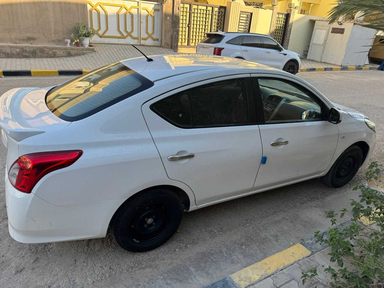 سلام عليكم 
نيسان صني هندي بليته الزركه موديل ٢٠٢٠ 
ماشيه ١٣٣ الف 
سياره مكفوله من الدعاميه للدعاميه 
سياره جديده جدا بدون اي مصرف 
بيه فقط ثنين باردات فقط حك شبر كما موضح بالصوره 
السعر ١٠٢ وبيه مجال 
***********
