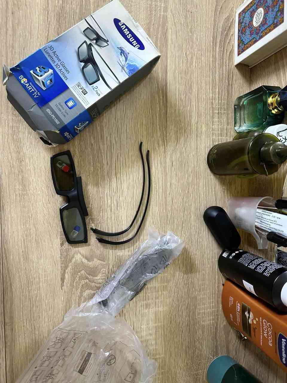 هو عبارة عن نظارات ثلاثية الأبعاد نشطة
(3D Active Glas) أم ال اي
سامسونج الذكية.
إليك كافة التفاصيل المتعلقة بالنوع والمواصفات الظاهرة على العلبة:
1. معلومات الموديل والنوع
• الموديل الأساسي: SSG-P51002 (وهي عبارة عن حزمة مزدوجة تحتوي على نظارتين "x2
•("Pack
.Samsung :الشركة المصنعة ٥
Active 3D (Full HD 3D RF) :نوع التقنية ٥
وهي تعتمد على التزامن اللاسلكي عبر ترددات الراديو (RF) مع التلفزيون لتقديم صورة ثلاثية الأبعاد بدقة عالية الكاملة، وتختلف عن النظارات السينمائية العادية (Passive) لأنها تحتوي على شرائح إلكترونية داخلية.
2. المواصفات الفنية والتصميم
• نوع الطاقة/البطارية: تعمل بنظام استبدال
(Battery Type / Modele à pile) البطاريات
وعادة ما تستخدم بطاريات زر صغيرة من نوع

التصميم: النظارة تأتي بتصميم مرن حيث يمكن فك وتركيب الذراعين الجانبيين (كما يظهر في الصورة، الأذرع مفصولة عن الهيكل الأساسي للنظارة لسهولة التخزين أو التركيب).
• محتويات العلبة الظاهرة:
• الهيكل الأمامي للنظارة (العدسات
والإطار).
الأذرع الجانبية المرنة.
٥ مغلف بلاستيكي يحتوي على النظارة الثانية أو الملحقات الإضافية كالبطاريات
وقطعة التنظيف.
3. التوافق والاستخدام
• مصممة خصيصاً للعمل مع شاشات
Samsung Smart ال ا الي
وتحديداً الموديلات التي تدعم الاتصال عبي 1
البلوتوث/التردد اللاسلكي (RF) وليس الأشعة
تحت الحمراء (IR).


**إذا كنت صاحب هذا الإعلان وتريد حذفه لأي سبب، رجاءا أرسل رسالة إلى الدعم الفني**