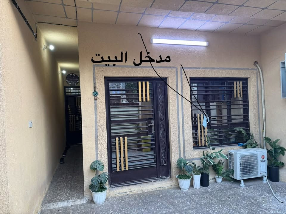 السلام عليكم

🏡 للبيع بيت سكني – طابو ملك صرف 

📍 الموقع: الأمين الثانية – فرع أفران السعادة.

📐 المساحة: 100 م²
📏 الواجهة: 5 م
📏 النزال: 20 م

✅ طابقين ونصف.
✅ طابو ملك صرف، والبيت باسمي.
✅ مدخلين للبيت.

تفاصيل البيت:

🔹 الطابق الأرضي:

* طرمة.
* مدخل على الاستقبال.
* مدخل مستقل على المطبخ.
* منور.
* حمام.
* غرفة نوم.

🔹 الطابق الأول:

* غرف نوم عدد (2).
* حمام.

🔹 الطابق الثاني:

* بيتونة.
* غرفة نوم.
* سطحان.

تم ترميم البيت ترميماً كاملاً سنة 2023، وشمل:
✔️ تبديل جميع الأبواب والشبابيك (حديد وخشب).
✔️ إنشاء حمام جديد.
✔️ تأسيس مجاري جديد بالكامل.
✔️ تأسيس كهرباء جديد بالكامل.
✔️ تأسيس بواري الماء جديد بالكامل.
✔️ سيراميك الحمامات والمطبخ جديد.
✔️ أرضيات البيت جديدة بالكامل.
✔️ شتايكر السطح جديد.
✔️ جص وبياض جديد.
✔️ درج ومحجر حديد جديد.
✔️ واجهة لبخ ونثر جديدة.

🔸 البيت يحتاج صبغ فقط.

يشمل البيع:

* كاونتر المطبخ.
* (4) سبالت: ثلاث سبالت حجم طن، وسبلت واحدة حجم طن ونصف.
* منظومة كاميرات مراقبة عدد (5) عالية الدقة.

💰 السعر: 225 مليون دينار، وقابل للتفاوض .

📞 للاستفسار والاتصال أو المراسلة:
واتساب / اتصال: ***********
