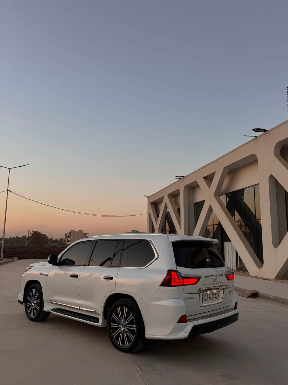 السلام عليكم 
لكزز  : Lexus Super Sport
الموديل 2016
المحرك:570  V6 
الون: ابيض رقم بغداد ابأسمي
المواصفات:
 * القوة: 362 حصان
*مقاعد جلد بلكامل
*كاميرات محيطية وحساسات أمامية وخلفية
*فتحة سقف
*جنوط رياضية
* عزم الدوران: 530 نيوتن·متر
* ناقل الحركة: أوتوماتيك 8 سرعات
* نظام الدفع: رباعي دائم (4WD)
* سعة خزان الوقود: 138 لتر
* التسارع 0–100 كم/س: حوالي 7.5 ثانية
* السرعة القصوى: حوالي 220 كم
وبقية المواصفات معروفة 
السيارة بيها الباب الخلفي العكس السايق مبدل بلاد مال الشركة
واباب الخلفي من جهة السايق ربع صبغ عدا هذه السيارة مكفولة
سعر السيارة (470) ورقة وبيها مجال شي بسيط
للستفسار:***********
