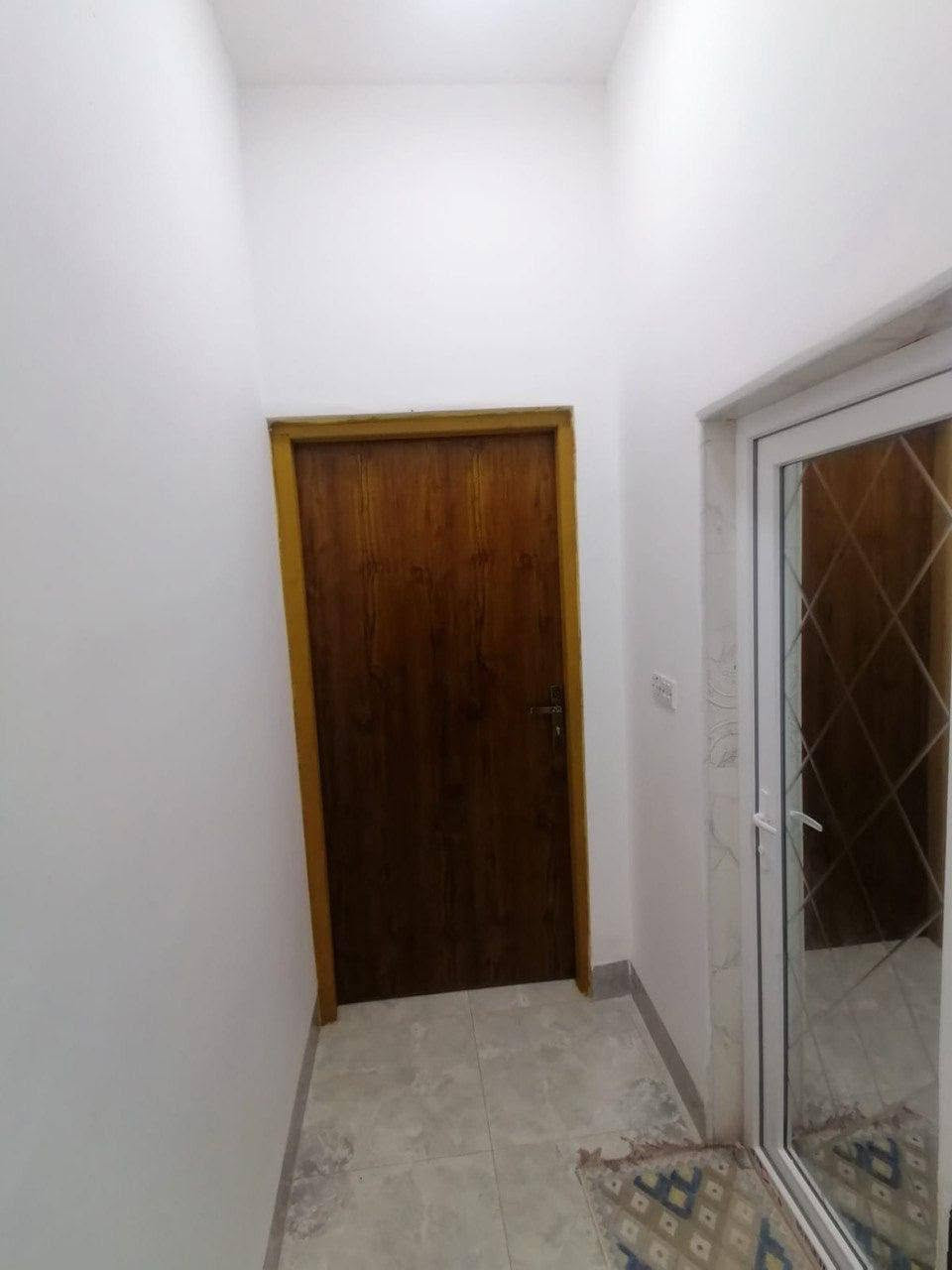 السلام عليكم بيت المساحه 100م يتكون من غرفه 5*4 وصاله 5*5 وستقبال 6*3ونص حمام 2*180س صاله طابق ثاني غرفتين فوك مبنيات لنص طابق ثاني صحيات خارجيه مدخل للبيت 120*3 للبيع في منطقه ال 7كيلو قرب جامع الاخوه الصالحين البيت بناء جديد وطابو صرف السعر وتفاصيل ع خاص وهذا رقم صاحب الدار ***********

