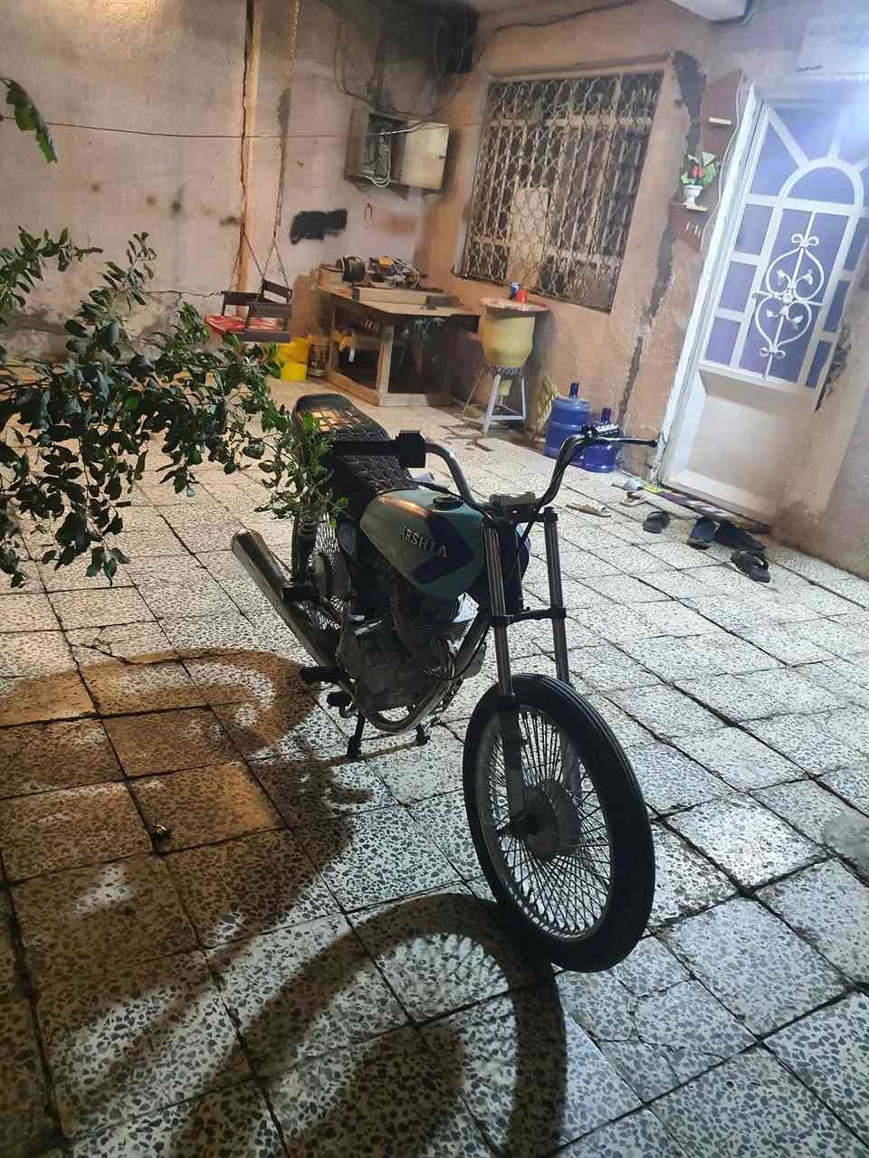 السلام عليكم شباب دراجه خمسه كير كلك كلك  الدراجه نشطه كلش وحلوه مكينه مفتوحه كله جديد السعر 250وبيها مجال عنوان كوفه سهله حي العسكري رقم الهاتف ***********
