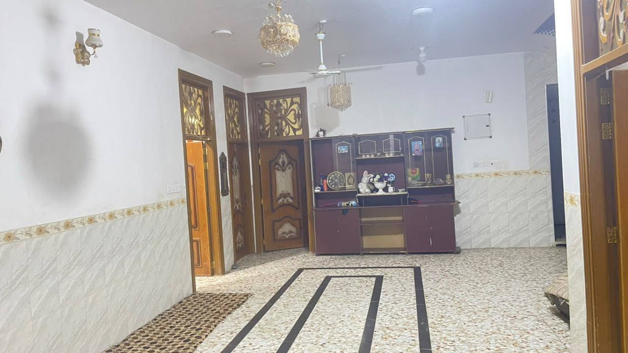 دار للبيع فقط
مساحة 327متر   سند 25 ب اسمي يحتوي البيت ع غرفتين نووم  والاستقبال  وهول ومطبخ مجمع صحيات داخلي وخارجي ومخزن طابق ثاني البيت صب كونكريت  بناء حديث سنة 2020 طابوق  وتتوفر جميع الخدمات والشارع 8متر   مكان حلة منطقة الرشدية  السادة الزوامل يبعد عن شارع العام ب 400متر  ل  الاستفسار ***********
