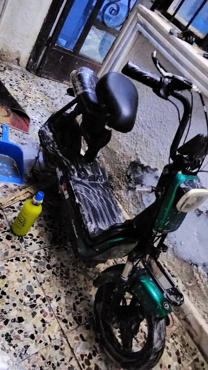 السلام عليكم دراجه شحن للبيع بطاريات جدد صاله شهر من طاله من الشركة تمشي 60 حقيقي تاير جدد ضد المي دراجه كاملة السعر 150 قفل مستعجل كلش مكاني بغداد الحسينيه *********** رقمي بغداد الحسينيه
