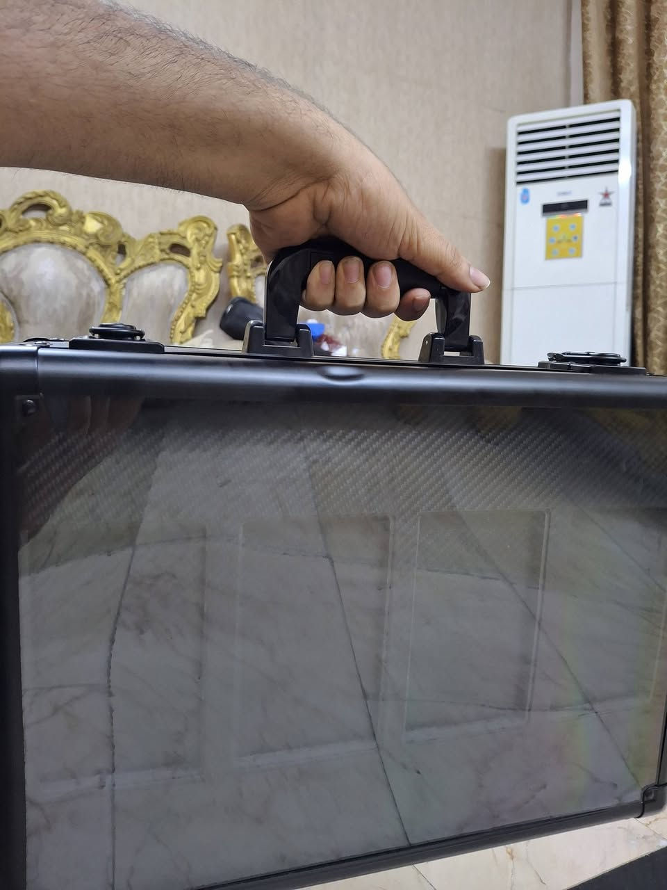 🔥 وصلت حقيبة حماية وعرض البطاقات الاحترافية (Trading Cards)! 🔥 الحجم الكبير
احمِ واعرض بطاقاتك الثمينة (بوكيمون، يوجي، بطاقات مقيمة) بأعلى مستوى من الأمان والفخامة.
​⚡ أبرز المميزات:
​هيكل صلب: مقاوم للصدمات لحماية مجموعتك من التلف 
​واجهة عرض أكريليك: لاستعراض أفضل  4 بطاقات مقيمة عندك 
​تقسيم إسفنجي ذكي: يستوعب الـ Slabs والـ Deck Boxes بأمان بدون حركة.
​قفل محكم ومقبض مريح: مثالية للتنقل والبطولات.


**إذا كنت صاحب هذا الإعلان وتريد حذفه لأي سبب، رجاءا أرسل رسالة إلى الدعم الفني**