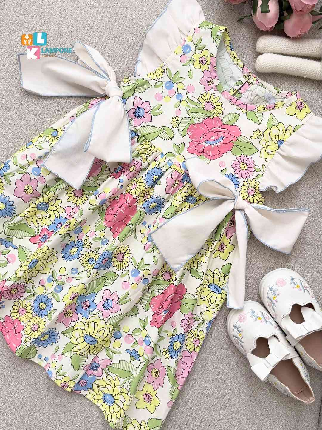 فستان بناتي ناعم بطبعات الورود الملونة 🌸
قطعة واحدة بتصميم أنثوي أنيق ومميز

✨ تفاصيل مميزة:
• طبعات ورود ملونة بتفاصيل مبهجة وناعمة
• أكمام بكشاكش أنيقة تضيف لمسة رقيقة
• فيونكات جانبية كبيرة بلون أوف وايت 🤍
• قماش خفيف ومريح مناسب للأطفال
• قصة واسعة ومريحة للحركة واللعب
• تصميم مثالي للزيارات، المناسبات والتصوير 📸

العمر: من 2 - 7 سنوات
السعر: 16,000 د.ع

لأن تفاصيل الورود الصغيرة تصنع أجمل الإطلالات 🌸
#explore #iraq #اناقة #فستان #بنات


**إذا كنت صاحب هذا الإعلان وتريد حذفه لأي سبب، رجاءا أرسل رسالة إلى الدعم الفني**