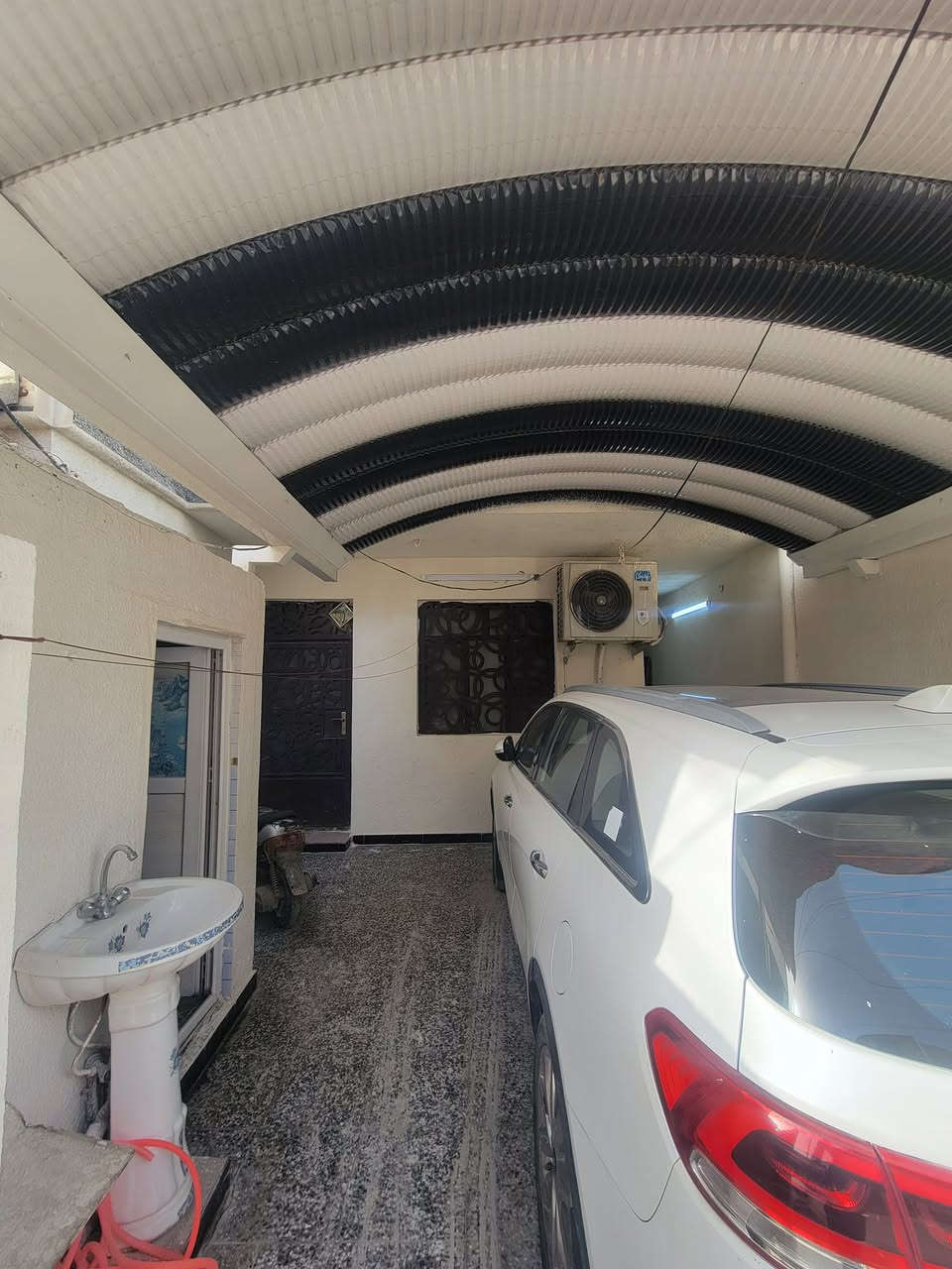 للبيع – بيت سكني طابقين بمساحة 110 متر في الالفين 891
المساحة: 110 متر
الأبعاد: عرض 5.5 متر × نزال 20 متر
عدد الطوابق: طابقين

⸻
🏠 تفاصيل الطابق الأرض

 • طرمة واسعة تتسع لسيارة + (تواليت) داخل الطرمة

 • مدخلان للبيت:
 • مدخل يؤدي إلى المطبخ والهول وباقي المنزل
 • مدخل مباشر على الاستقبال

 • الاستقبال والهول مفتوحان على بعض مع وجود باب خشبي كبير يمكن فتحه أو غلقه حسب الحاجة

 • مطبخ
 • غرفة نوم
 • حمام
 • تواليت

⸻
🏠 تفاصيل الطابق الأول

 • 3 غرف نوم
 • غرفتان منها تحتوي على حمام وتواليت (سويت)

درج يأدي الى سطح واسع وبه كرفان كامل للخزن

📞 رقم صاحب البيت:
(***********)
