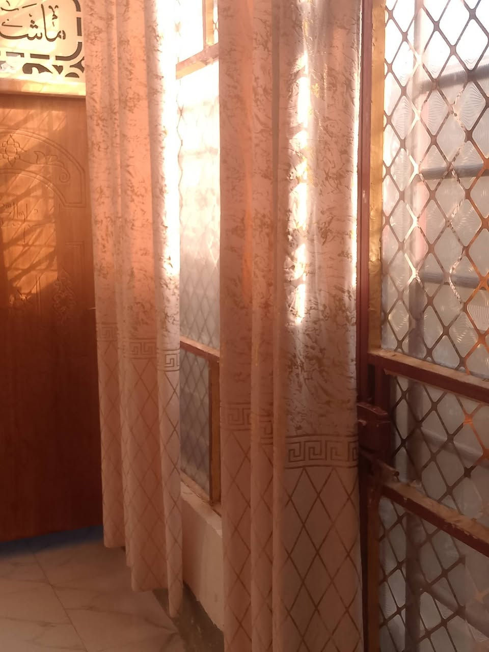 سلام عليكم عيوني مشتمل للبيع في حي رشيد جبله مساحه ١٦٠متريحتوعله قرفه ومطبخ وحمام منور هول محل سواق ومخضر سبالت كبار مبردات كبار وسعر ٩٠وبي مجال ***********
