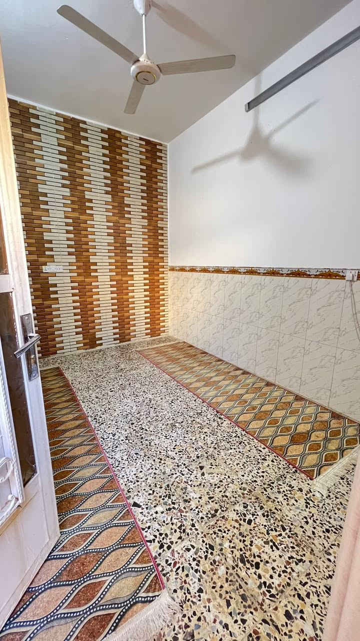 السلام عليكم بيت 60 بناء جديد متر زراعي مكانه الأمين  الثانيه نهايه شارع كرار الوائلي عارضه ب75 وبيه مجال البيت يحتوي ع طابق الأول استقبال وصاله حمام ترك جبير  طابق ثاني غرفتين  طابق ثالث بيتونه جبيره وسطح كامل من كل شي 

للأستفسار / ‭٠٧٧١ ٧٣٢ ١٦٦٩‬
