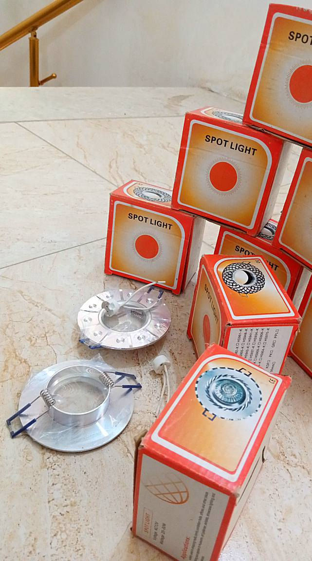 يوجد منها أعداد كبيرة ومتنوعة ( صناديق) والاكثرية من المعروض ( المصابيح) 👍[ ***********]
