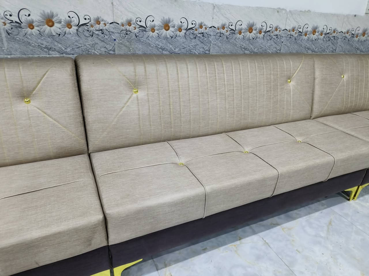 مرحبا زبائنا الكرام 🌹🌹

يوجد لدينا ديوان عشرة مقاعد🛋
 
المواصفات العمل 📃👇
الخشب بلاويد (١٠ ملم) بالكامل 
الاسفنج مميز اول 
القماش وتر بروف
الارجل حديد لون ذهبي و عضم عاج الاصلي
✅ ملاحظة: 
⚫ يوجد نظام الاقساط على الماستر كارد حصرا 
🔵 ضمان حقيقي خمسة سنوات 
🟣 يوجد اكثر من موديل كما هو موضح بالصور
🔴   مع كل الديوان ستة كوشات هدية 

العنوان: 
١- معمل ابن شاكر / شارع الحي /  قرب محطة وادي السلام
٢-معرض ابن شاكر / شارع دور العمال/ مقابل جامع الرسول الكبير  

الهاتف 📳
١- ***********  
٢-  *********** 
السعرالمتر : ٩٥ بدل١٢٠ كمية محدوة
