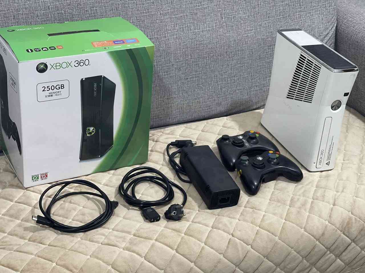 للبيع اكس بوكس 360
كامل ملحقات كارتون وجوستك عدد ثنين ومحوله وواير HD 
بي 100 لعبه السعر 100 الف قفل مكاني بصره وهذا رقمي ***********
