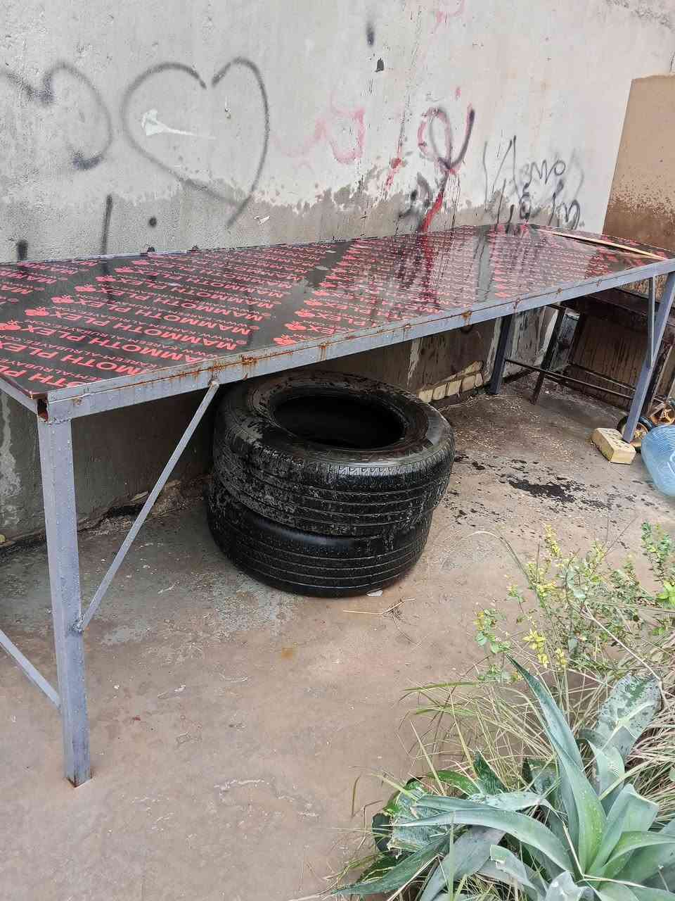 ميز حديد جديد ما مستخدم والبلاويد جديد مالته عرض 3 متر نزال 80 سعره 35 قفل
***********
