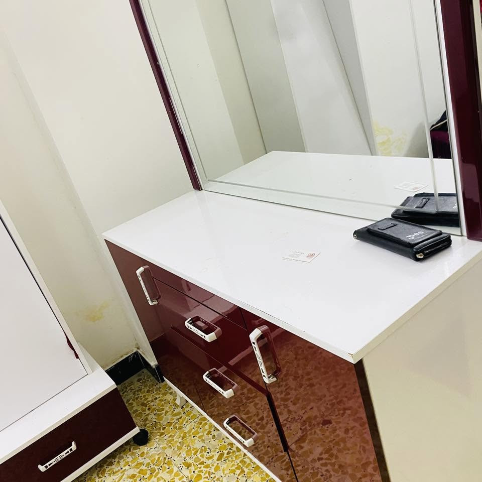 السلام عليكم غرفه للبيع نظيفه بس صخمة كلش ومساحتي صغيره بس الي ياخذها يخلي ابو غرف يشدها لان برادلها شوي ترتيب وشد زين سعرها ٢٥٠  واتساب ***********

