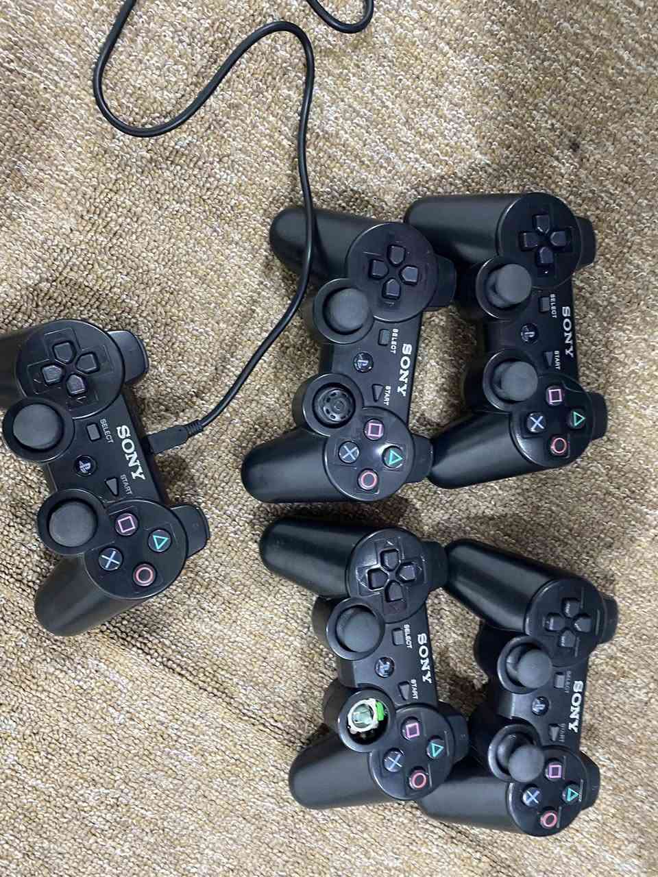 🎮🔥 للبيع بلاي ستيشن 3 (PS3) 🔥🎮
✅ شغال كامل وما بيه أي عطل
✅ يحتوي على 5 يدات تحكم بيه خلال يدات تشكل 
✅ بيه لعبة بيس 21 (PES 2021) ⚽
🔹 مكان موصل الجانب الأيمن.

📞 رقم الهاتف: ***********
📍 السعر: يُذكر عند التواصل
