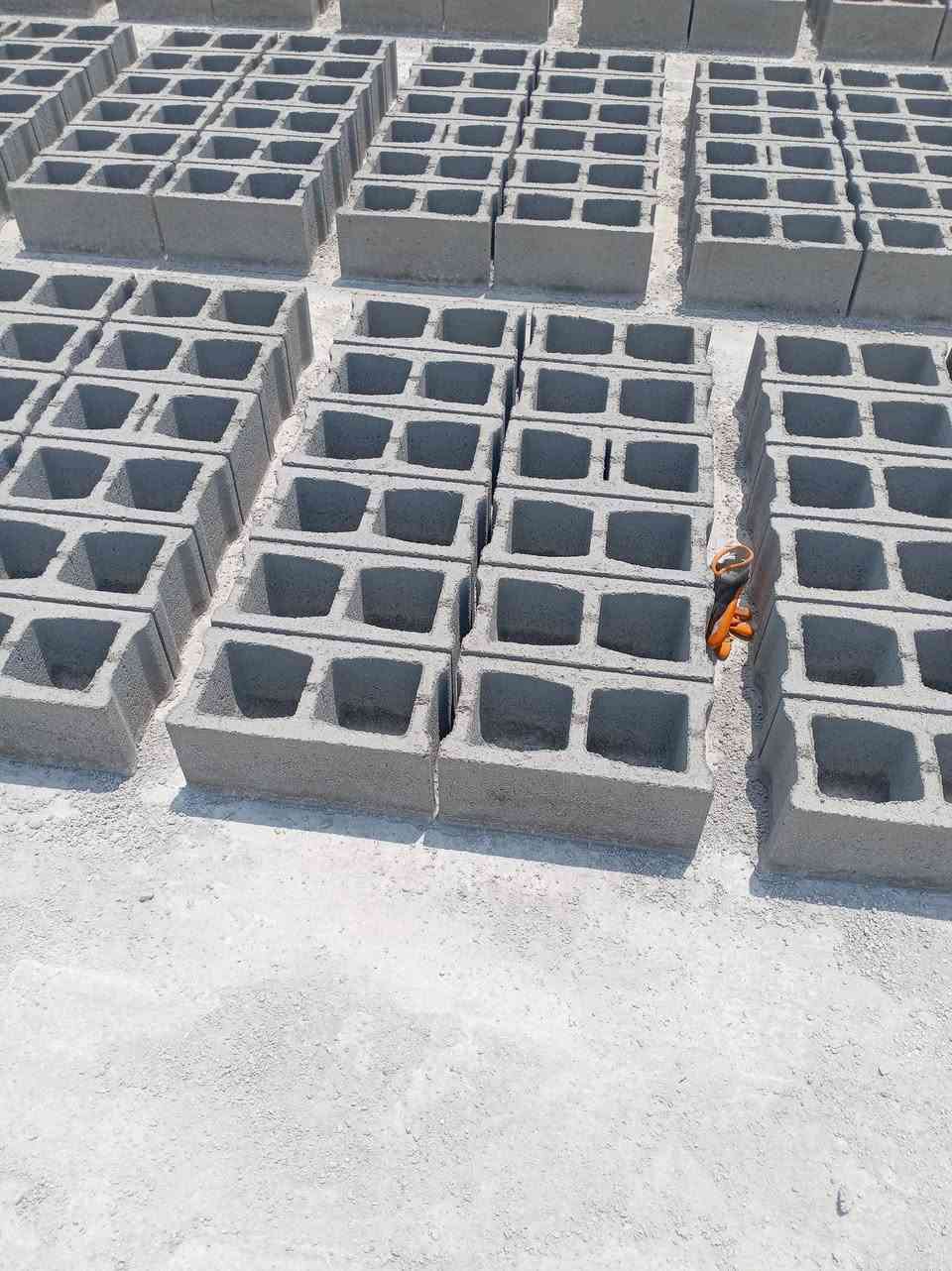 السلام عليكم يوجد تجهيز مواد بناء طابوك جمهوري كافه مناطق بغداد بلوك حصو اسمنت رمل جص سبيس بورك كافه مواد بناء بكل مكان زراعي عندي دخول كافه مناطق الزراعيه ***********) وتساب خابرني وتدلل
