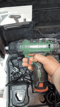 السلام عليكم ورحمه الله وبركاته 
دريل لقمه دبل بطاريه بطاريه تشتغل ع الجداحه مال السياره
وبطاريه شحن 12v
***********
