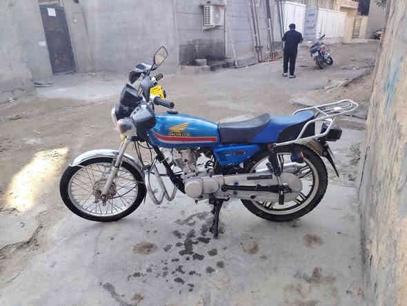 السلام عليكم دراجه ايراني ٤ كير تجميع ٢٠٢٥ محرك طلعته من الكارتونه وشديته مال نامه اخذته وحده ب٢٧٥ ضفيره جديده مجامع جدد مري يدات قمجيات ماشه اماميه وخلفيه دبلات وياله  بك لايت اشاير عداد ماسكه موبايل كله جديد واصلي  صالنصه تخبل زنجيل وكفر زنجيل  طبله مال زنجيل وبريك جدد شركه والدراجه شوفه العين تخبل وكل نقص ما ييها مكاني بغداد ابو غريب جسر الزيتون موجود خاص واتساب واتصال *********** سعرها ٥٥٠ مجال كلش كلش بسيط ما تعجبك الله يرزقك بالاحسن والارخص
