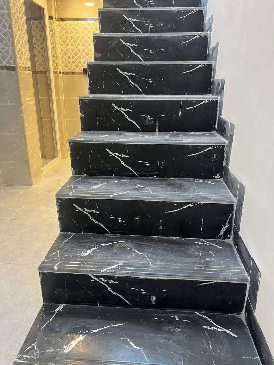 السلام عليكم بيت 50متر مربع بغداد الشعله الدوانم شارع بيت عنيد بناء حديث فول كامل مناقصه ايشي ستفسار ***********
