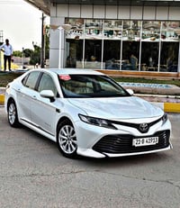 تويوتا كامري 2019 LE خليجي سفري شركة جيهان لون أبيض صدف داخلية كريمي ك...