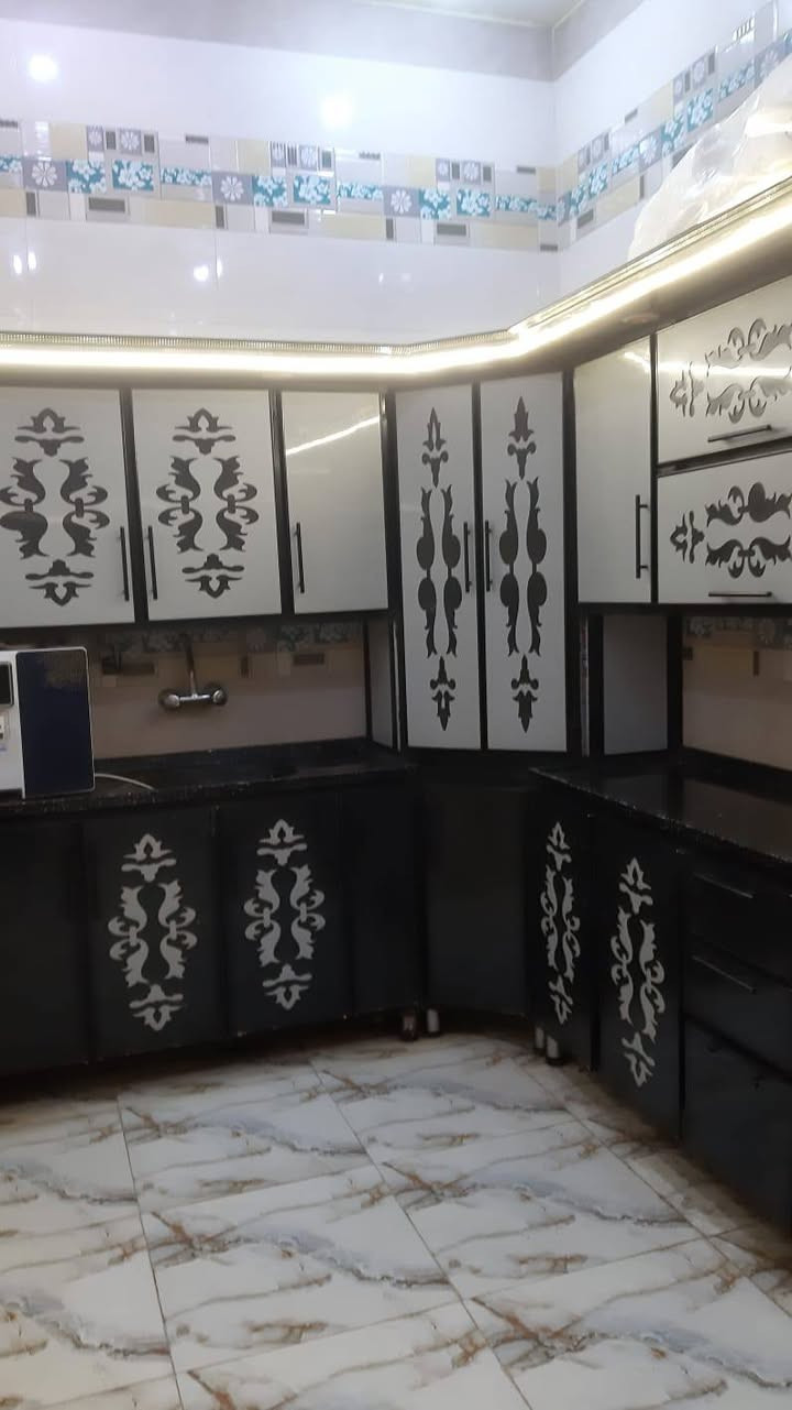 السلام عليكم بيت للبيع طابو صرف المساحه 110 تفاصيل البيت طابقين الطابق الارضي استقبال غرفة نوم مطابخ صاله وصحيات خارجيه الطابق الثاني ثلاث غرف نوم وصاله وصحيات الدرج الطابقين مرمر السطح شتايكر إرتفاع الستاره مترين وربع البيت بناء حديث المعلومه البيت مطلوب سكان المكان ناصرية مركز حي الفداء شارع المدارس قرب المدرسه الصينية التواصل ‏‪***********‬‏
