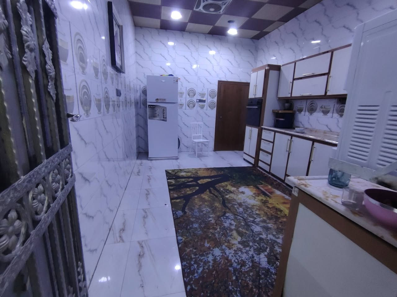 🏠 بيت للبيع بمواصفات مميزة (نظام زنجيل - واجهتين) 🏠
تعلن شركة العز للعقارات عن توفر بيت مميز ونظيف جداً للبيع، جاهز للسكن الفوري بموقع ممتاز ومواصفات راقية.
📐 تفاصيل العقار:
 المساحة: 175 متر مربع.
 التصميم: طابقين (بناء نظيف وبحالة ممتازة جداً).
 الإطلالة: نظام زنجيل (يحتوي على واجهتين أمامي وخلفي)، مما يوفر تهوية ممتازة وإضاءة طبيعية طوال اليوم، وسهولة في الدخول والخروج.
🛏️ التوزيع الداخلي للبيت:
 غرف النوم: 4 غرف نوم واسعة ومريحة.
 المطابخ: يحتوي البيت على 2 مطبخ (موزعة بشكل يخدم الطابقين وعملي جداً).
 المرافق الأخرى: صالة استقبال، مجاميع صحية، وكافة الخدمات الأساسية.
✨ مميزات إضافية:
 البيت بحالة نظيفة جداً ولا يحتاج إلى مصاريف إضافية (جاهز للسكن).
الموقع الحصوه حي الشهداء اقرب نقطه خلف حسينيه الزهراء
للاستفسار ***********
