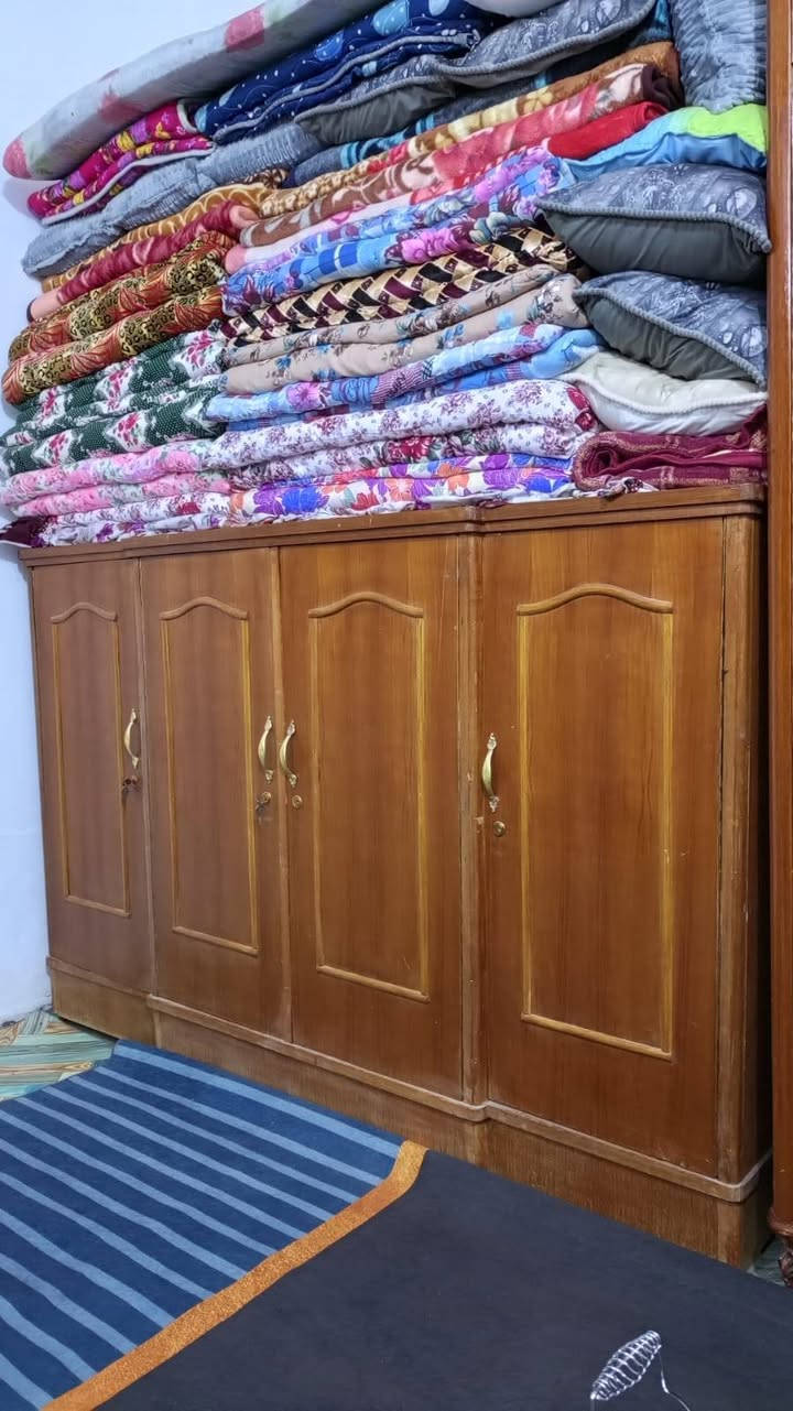 بوفيه نظيفه جدا  ارتفاع متر و٢٠ سم 
وطول مترتين
مكان شافعيه
السعر ٨٠ الف
***********
